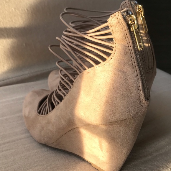 Nine West Queen Bee Wedges - Picture 2 of 5